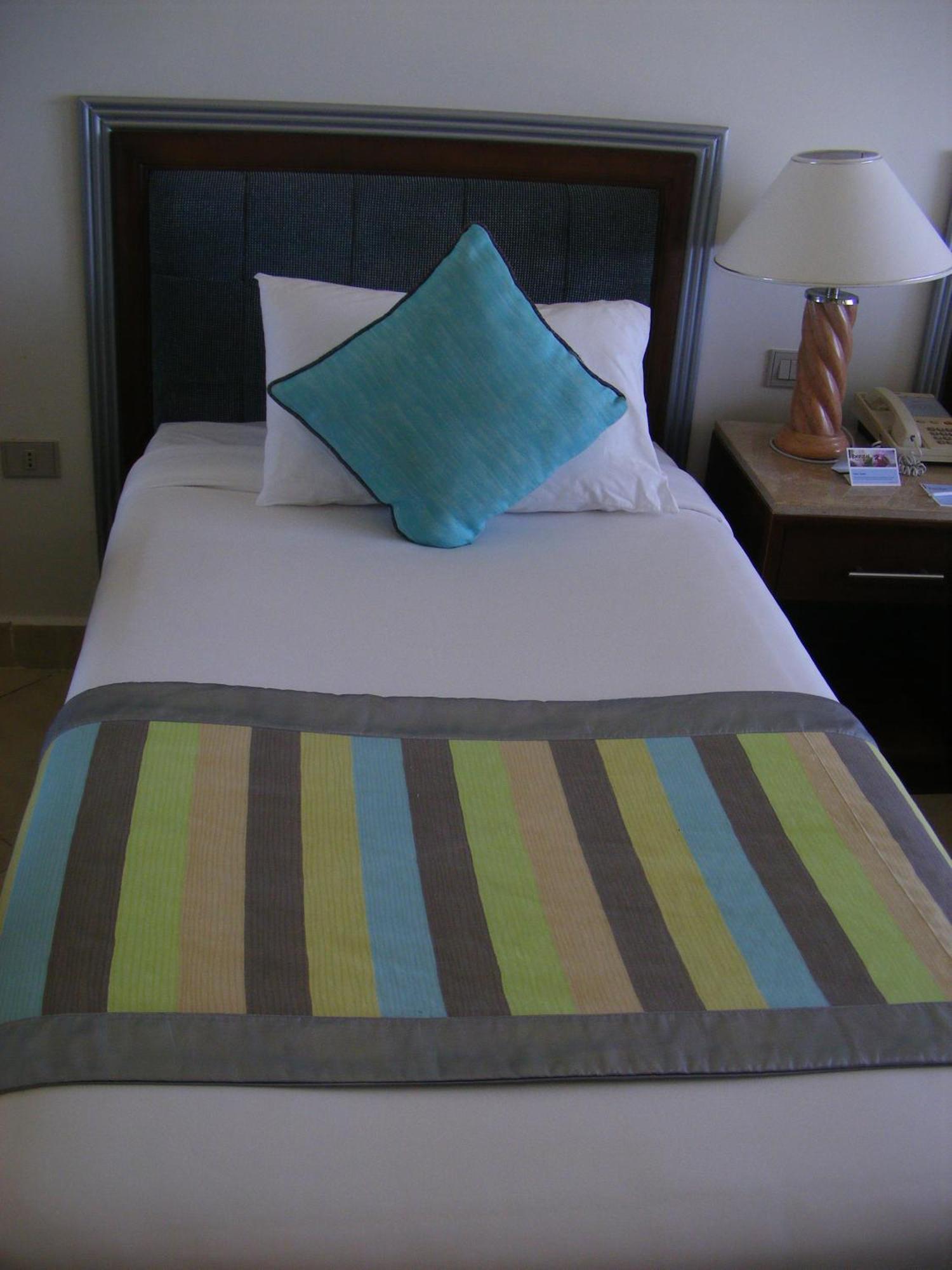 Borg El Arab Beach Resort Екстер'єр фото A bed with a bed runner