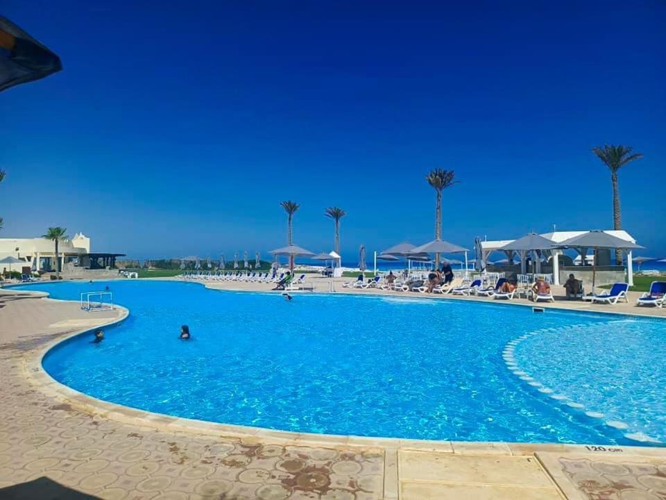 Borg El Arab Beach Resort Екстер'єр фото A swimming pool at a resort in Egypt
